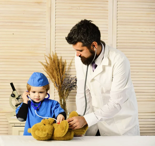 Veterinario Ayudante Examinan Oso Peluche Padre Hijo Con Caras Atentas —  Fotos de Stock