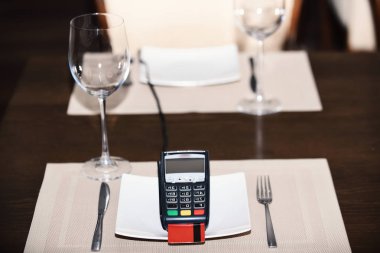 Kredi kartıyla ödeme. Tabakta kredi kartı terminali