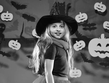 Siyah şapkalı küçük cadı. Mutlu yüzlü kız.