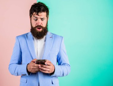 İş adamı oyna. İş adamları Internet modern teknolojisini kullanır. Internet sörf sosyal ağlar. Her zaman online kavramı. Sosyal medya pazarlama. Modern gadget smartphone ile online erişim