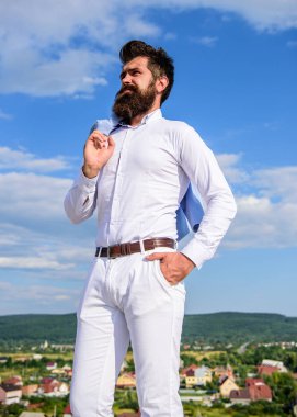 Gerçek erkek tarzı. Hipster sakal ve bıyık çekici beyaz gömlek görünüyor. Adam en iyi başarı tadını çıkarın. Adam hipster resmi kıyafet hissediyor kendisiyle gurur gökyüzü arka plan sakallı. Üstünlük ve güç