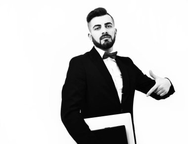 Kendine güveni ve sakalı olan iş adamı ya da proje yöneticisi