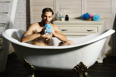 Cinsellik ve gevşeme kavramı: banyo yaparken sünger ile adam