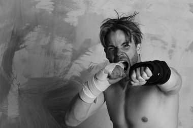 Siyah kimono kemerli ve kollarında bandaj olan adam..