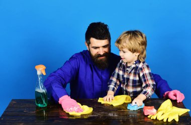 Mavi arka planda gülen yüzlü bir adam ve çocuk.