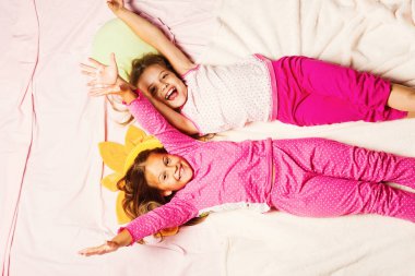 Liseli kızlar komik yastıklı pijama partisi yaparlar.