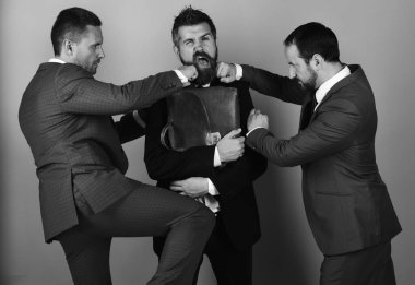 Tartışma ve iş kavramı. Liderler birbirini yumrukluyor.