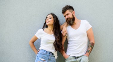 Genç ve şık. Gençlik şık kıyafet basit ama modern. Çift beyaz gömlek gri duvara yakın kucaklamak. Hipster acımasız ve şık moda kız takılmak sakallı. Kaç arkadaş birlikte takılmak