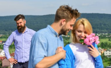 Kırık kalp kavramı. Çift aşk mutlu dating, kıskanç karısı onu sevgilisi ile hile izleyen adamım sakallı. Çift romantik tarih aşıklar flört. Açık toplantı aşık romantik ilişkiler flört.