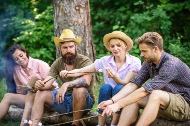 Grup arkadaşları boş zaman hafta sonu zammı piknik Orman Doğa arka plan harcamak. Şirket arkadaşlar büyük zaman piknik ya da barbekü şenlik ateşi yakınındaki harcamak. Pastoral hafta sonu. Arkadaşlar hafta sonu Barbekü ormandaki tadını çıkarın.