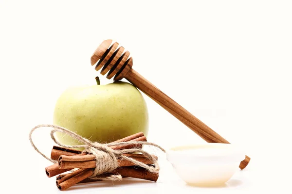 Яблоки, корица и мед изолированы на белом фоне. — стоковое фото