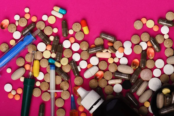 Enfermedades y concepto de medicina. Conjunto de píldoras coloridas — Foto de Stock