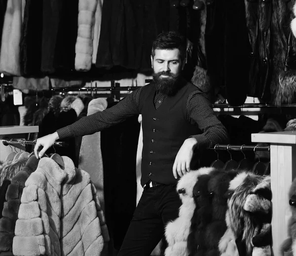 Концепція моди та елегантності. Чоловік з бородою в хутряному магазині . — стокове фото