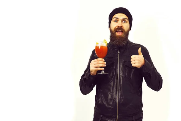 Brutale blanke hipster met alcoholische drank of verse cocktail — Stockfoto