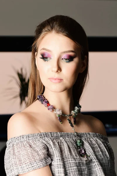 Estilo y concepto de moda: mujer con maquillaje y collar de colores —  Fotos de Stock