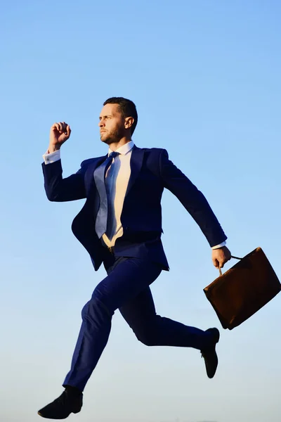 Business e concetto di successo. Uomo d'affari fa un passo in aria — Foto Stock