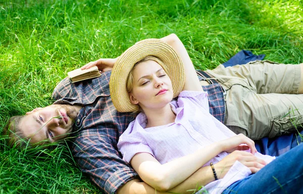 Guy e menina sonhador sonhador desfrutar de tranquilidade natureza. Casal apaixonado ter cochilo ao ar livre. Está na hora da sesta. A natureza enche-os de tranquilidade e paz. Homem unshaven e menina deitado no prado grama — Fotografia de Stock