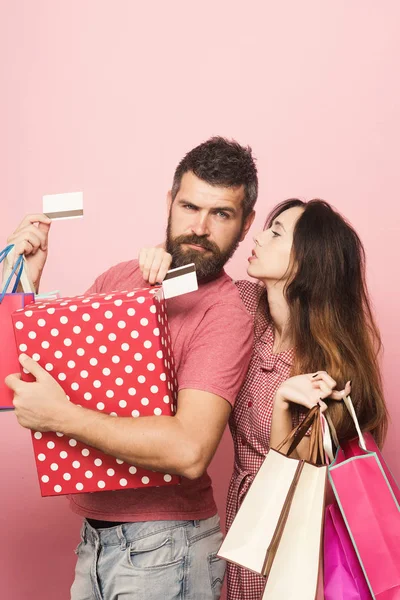 Aşık çift tutarak büyük bir kutu ve alışveriş torbaları hugs — Stok fotoğraf
