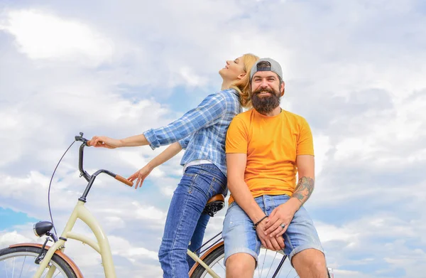 Verliebte Paare verabreden sich beim Radfahren. Fahrradverleih oder Fahrradverleih für kurze Zeiträume. Date-Ideen. Paar mit Fahrrad romantischen Datum Himmel Hintergrund. Mann und Frau verbringen aktive Freizeit mit dem Fahrrad — Stockfoto