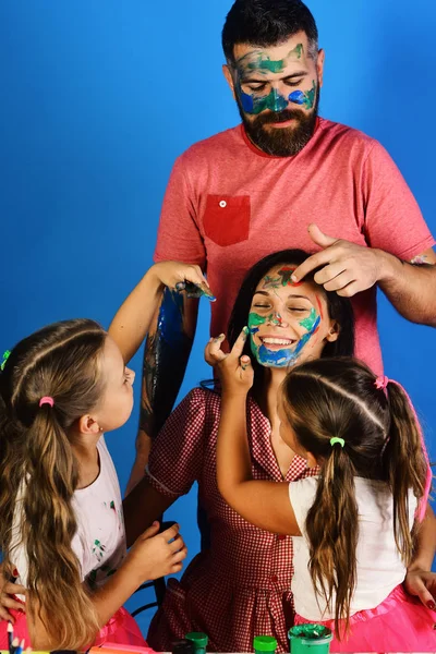 Los artistas crean obras de arte gouache en la cara de ladys. Padres e hijos —  Fotos de Stock
