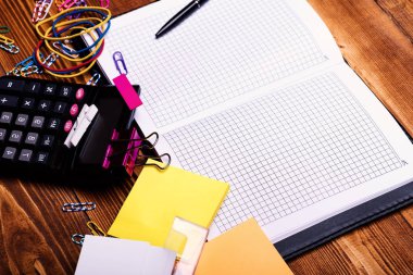 Sarı yapışkan notlu renkli klipler ve elastikler