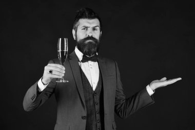 Doğum günü partisi konsepti. Ciddi bir yüz ile işadamı