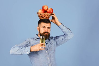 Bahçe işleri ve sonbahar ürünleri konsepti. Adamın elinde meyve kasesi var.