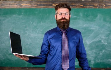 Dijital teknoloji eğitimi. Öğretmen modern dizüstü kara tahta arka plan ile adam sakallı. Online eğitim. Modern teknoloji eğitimi. Yenilikçi öğretmen giyim gözlük ve kravat tutan dizüstü bilgisayar