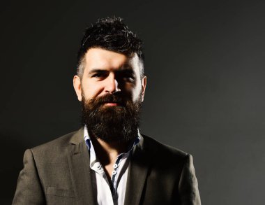 Formal giyim dikenli saç ve sakal ile iş adamı. İş güven ve zarafet kavramı. Akıllı ve kendinden emin yüz siyah arka plan üzerine takım elbiseli adam