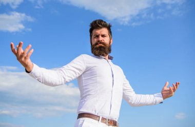 Adam en iyi başarı tadını çıkarın. Üstünlük ve güç. Adam hipster resmi kıyafet hissediyor kendisiyle gurur gökyüzü arka plan sakallı. Kendini gurur hissediyorum. Hipster sakal ve bıyık görünüyor çekici beyaz gömlek