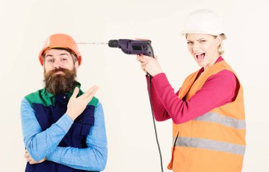 Koca eşi tarafından rahatsız. Oluşturucu erkek kafasına delik yapar. Kaygısız ve rahat kavramı.