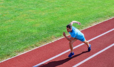 Runner hareket. Birçok koşucular onların dayanıklılık eğitim maraton bitirmek gerekli yapmak zorunda kalmadan uzanan meydan okumayı severim. Adam atlet eğitim çalıştırın. Parça çimen arka atlet