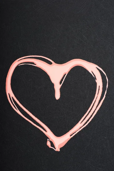 Symbole d'amour peint avec vernis à ongles sur surface noire — Photo