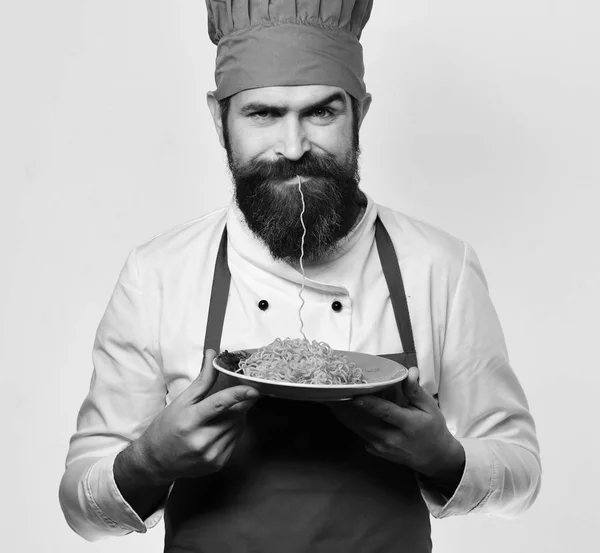 麺の文字。バーガンディの帽子のシェフの面白い男 — ストック写真