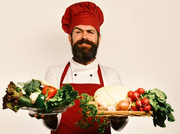 Chef håller ombord färska grönsaker och skål — Stockfoto