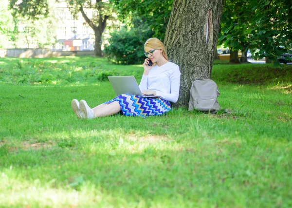 Sparen uw tijd met online winkelen. Verkoopmanager-bezetting. Koop kleding online. Meisje zitten gras met laptops. Vrouw met laptop in park bestelling item op telefoon. Meisje maakt gebruik van het online winkelen — Stockfoto