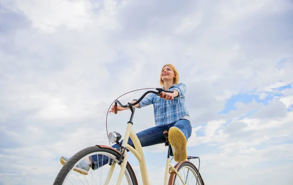 Lány lovagol a kerékpár ég háttere. Nő úgy érzi, szabad, közben élvezze a kerékpározást. Kerékpározás ad érzés, a szabadság és a függetlenség. Önálló közlekedési legkielégítőbb formájában. Gondtalan és elégedett — Stock Fotó