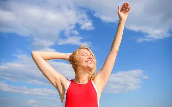 Disfruta de la vida sin olor a sudor. Mujer rubia relajante al aire libre transpirante seguro. Objetivo de verano de axila seca. Cuida la axila de la piel. Chica complacido con la luz del sol se ve relajado fondo cielo azul — Foto de Stock