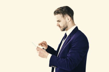 İşadamı modern teknolojiler kullanır. Adam yüzey veya tablet tutar