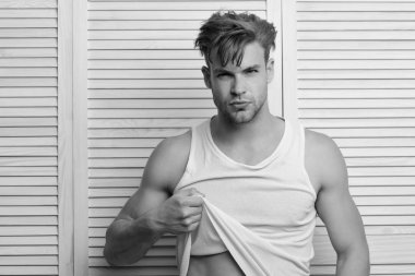 Maço baştan çıkarıcı yüzle tshirt abs gösterilen yukarıya koyar