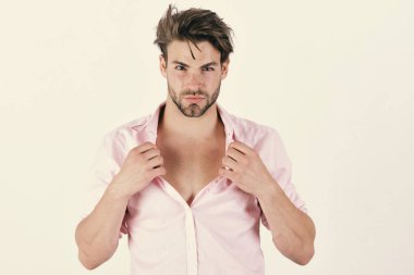 Pembe tişörtlü ve dağınık saçlı adam.