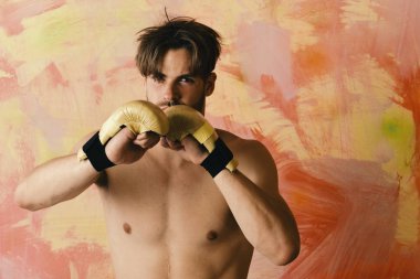 Renkli arka planda ciddi yüzü ve kıllı bir adam..