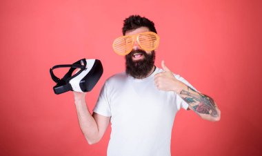 Gerçeklik ve Vr. alternatif gerçeklik arasında seçim. Adam ne tercih gerçek veya sanal karar. Sakallı adam hipster sanal gerçeklik kulaklık ve kırmızı zemin üzerine çok güneş gözlüğü