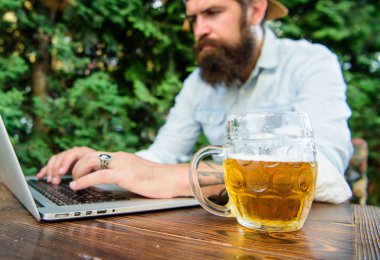 Futbol fanatiği hipster yapmak spor oyun dizüstü bahse girerim sakallı. Ve gerçek para oyun bahis. Acımasız adam bira ile eğlence ve spor oyunu. Fan bira ile açık havada oturup teras süre online Şampiyonası bahse girerim.
