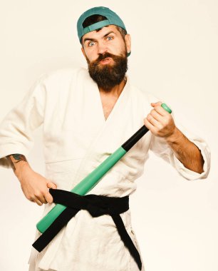 Kimonolu sakallı ve beyaz şapkalı bir adam.