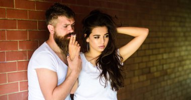 Kırmak veya duraklatmak için yasaktır. Paylaşım tek sigara. İki tanık, huzur içinde sigara gizlemek için bir yer bul. Aşık çift sigara tuğla duvar arka plan sigara hugs