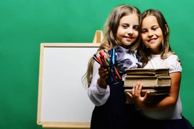 Gülümseyen yüzler ve ileti örneği ile kızlar. Okula dönüş