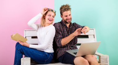 Kız koca freelancer laptop ile çalışırken hayatını tadını çıkarın. Adam serbest üzerinde Internet teknolojileri uzmanı çalışıyor. Yüz kitap çalışan erkeğin yakınındaki okuma gülümseyen kadın. Serbest faydaları