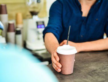 El Kupası istemci ziyaretçiye verir. Senin içkinin tadını çıkarın. Adam bar counter içki alırsınız. Cappuccino veya kakao saman ile. Kağıt bardak kahve görev yaptı. İstemci için hizmet kahve bar barista el