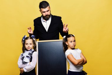 Geri okul kavramı. Kızlar ve ciddi yüzü olan adam